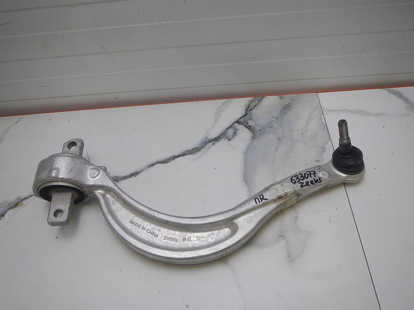Рычаг передний правый