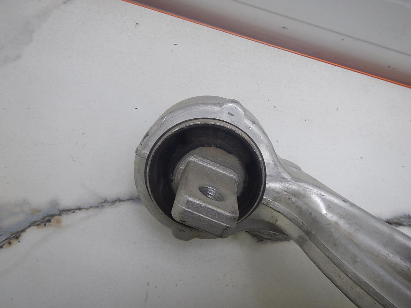 Рычаг передний правый