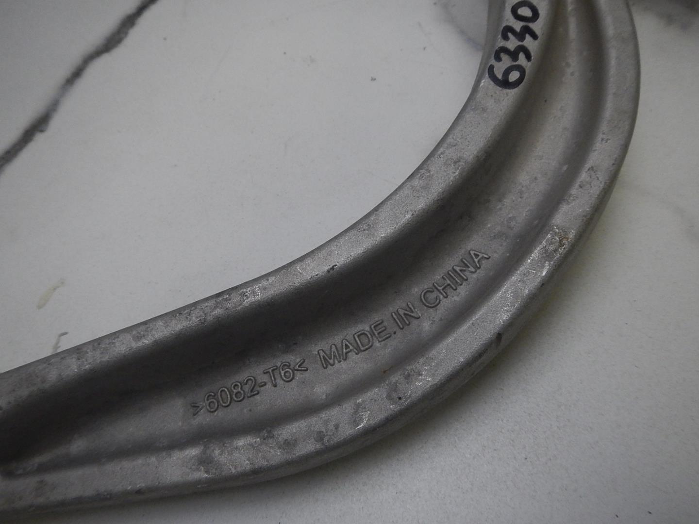 Рычаг передний левый