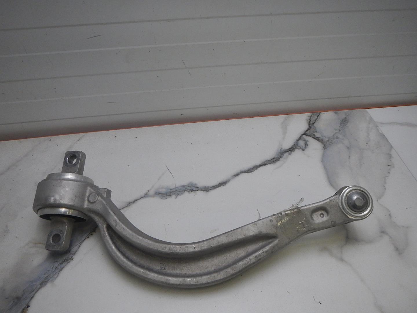 Рычаг передний левый