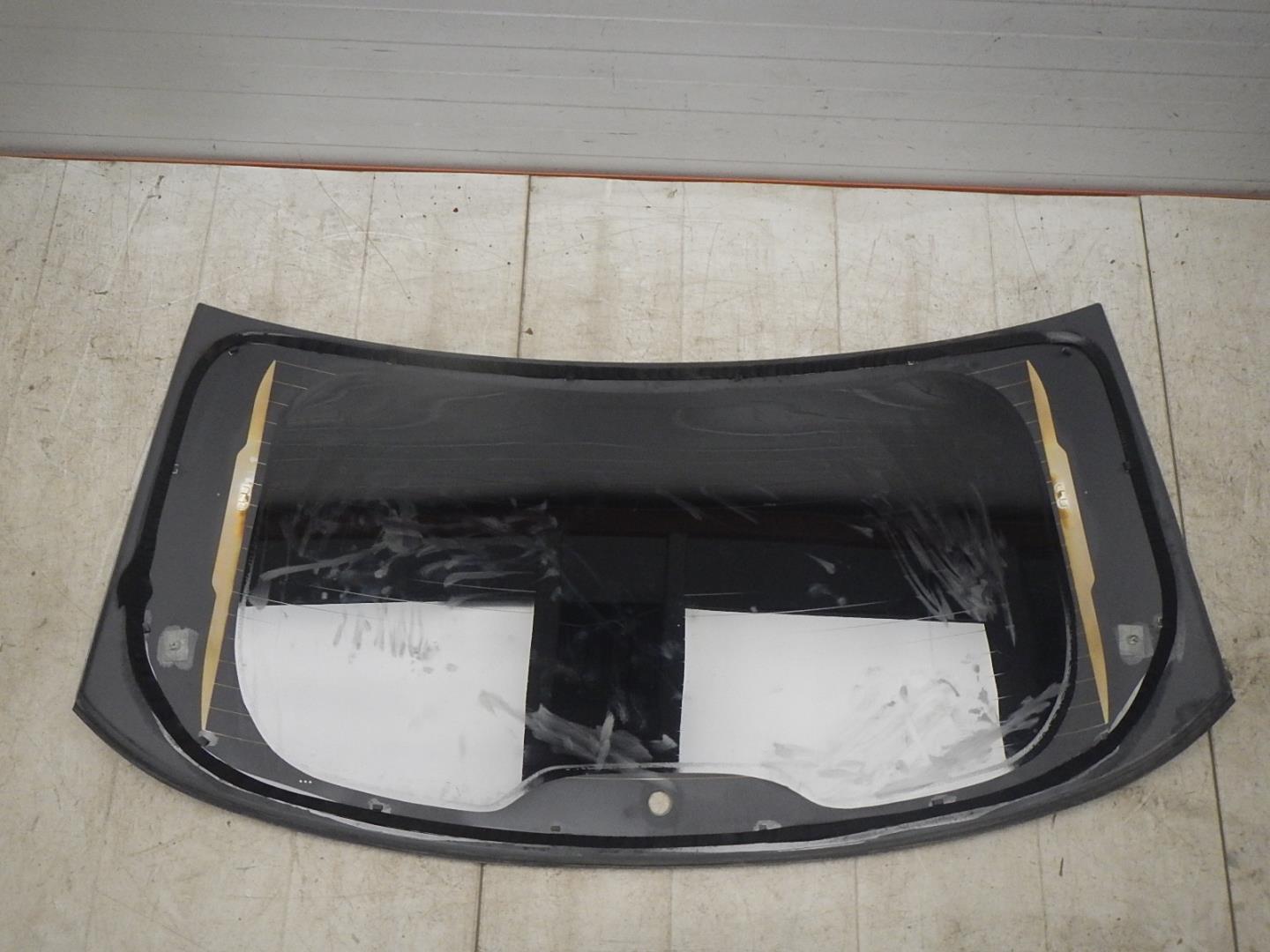 Стекло двери багажника