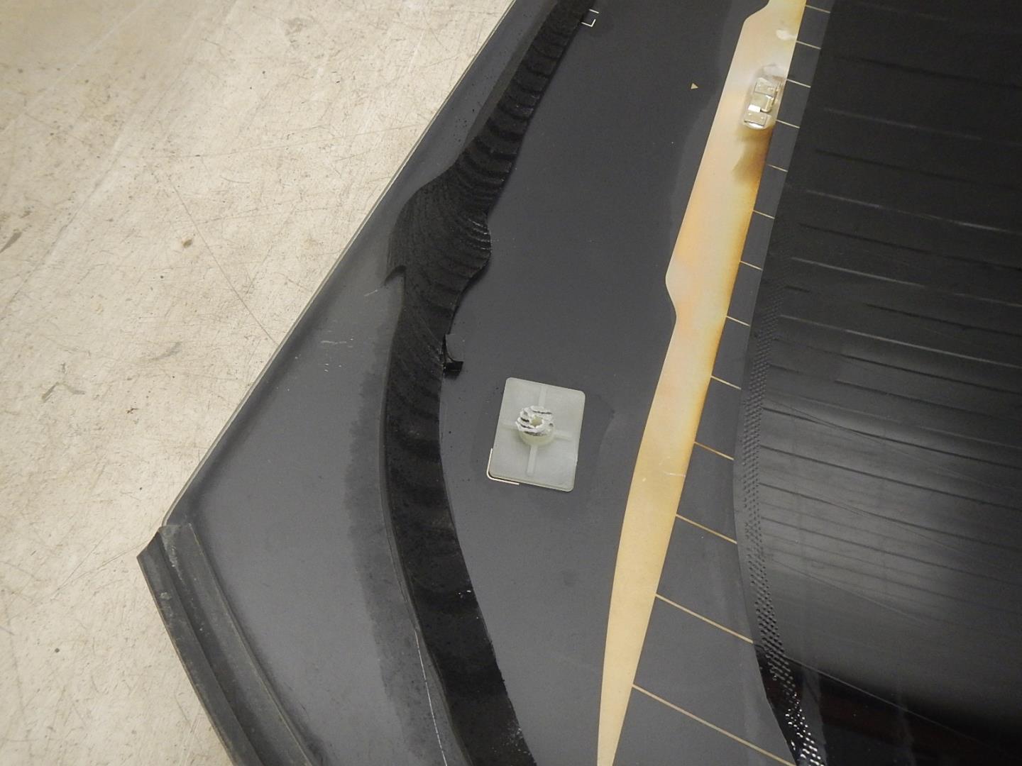 Стекло двери багажника