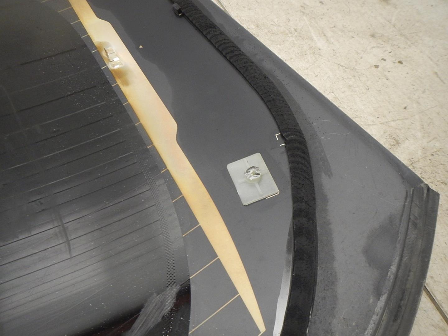 Стекло двери багажника