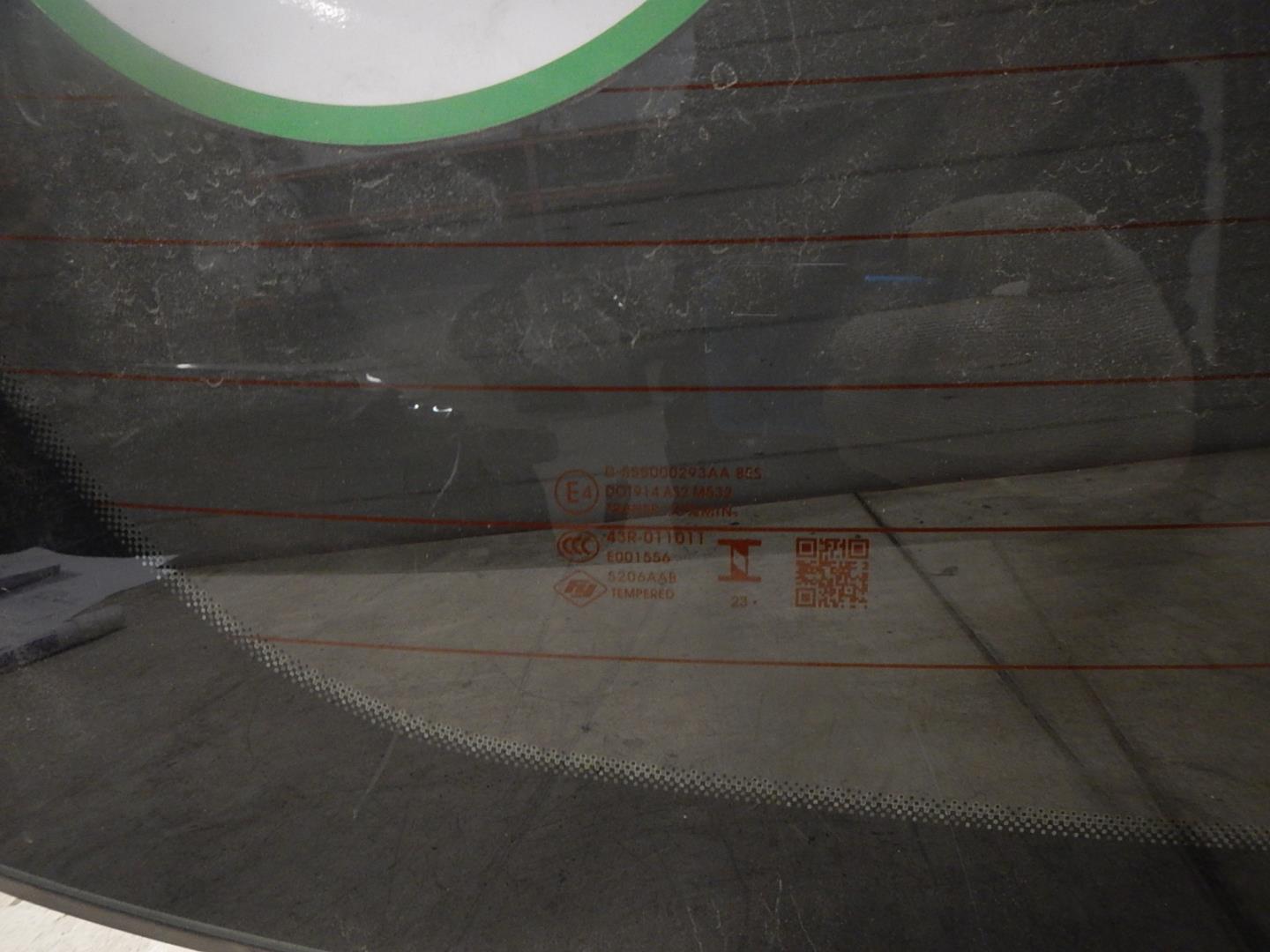 Стекло двери багажника