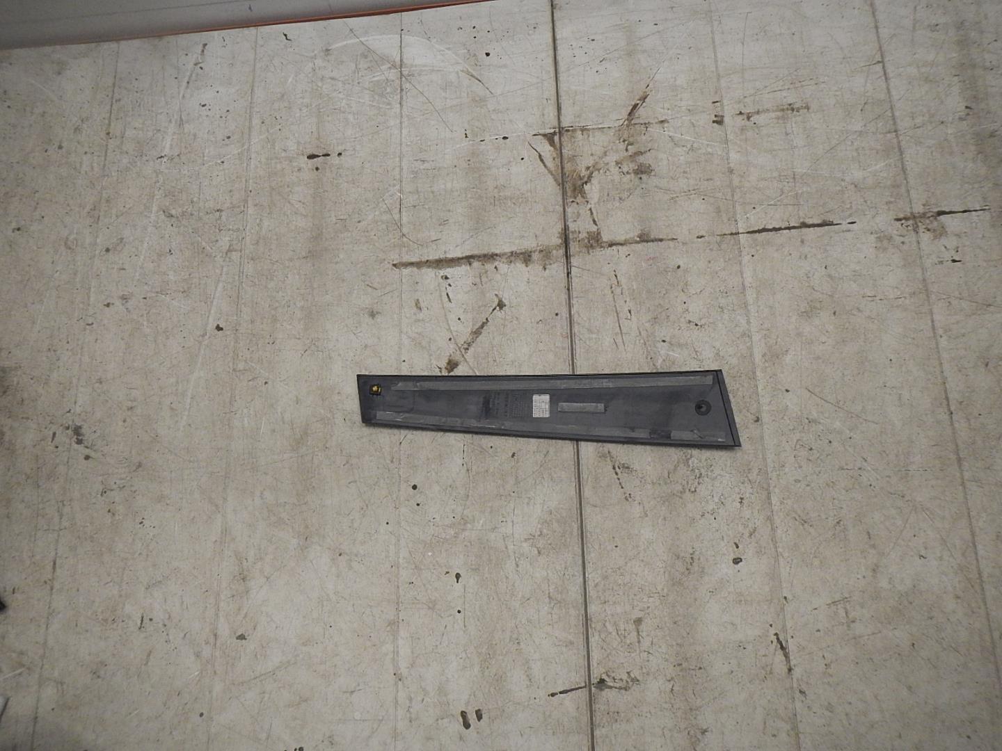 Накладка двери передней правой