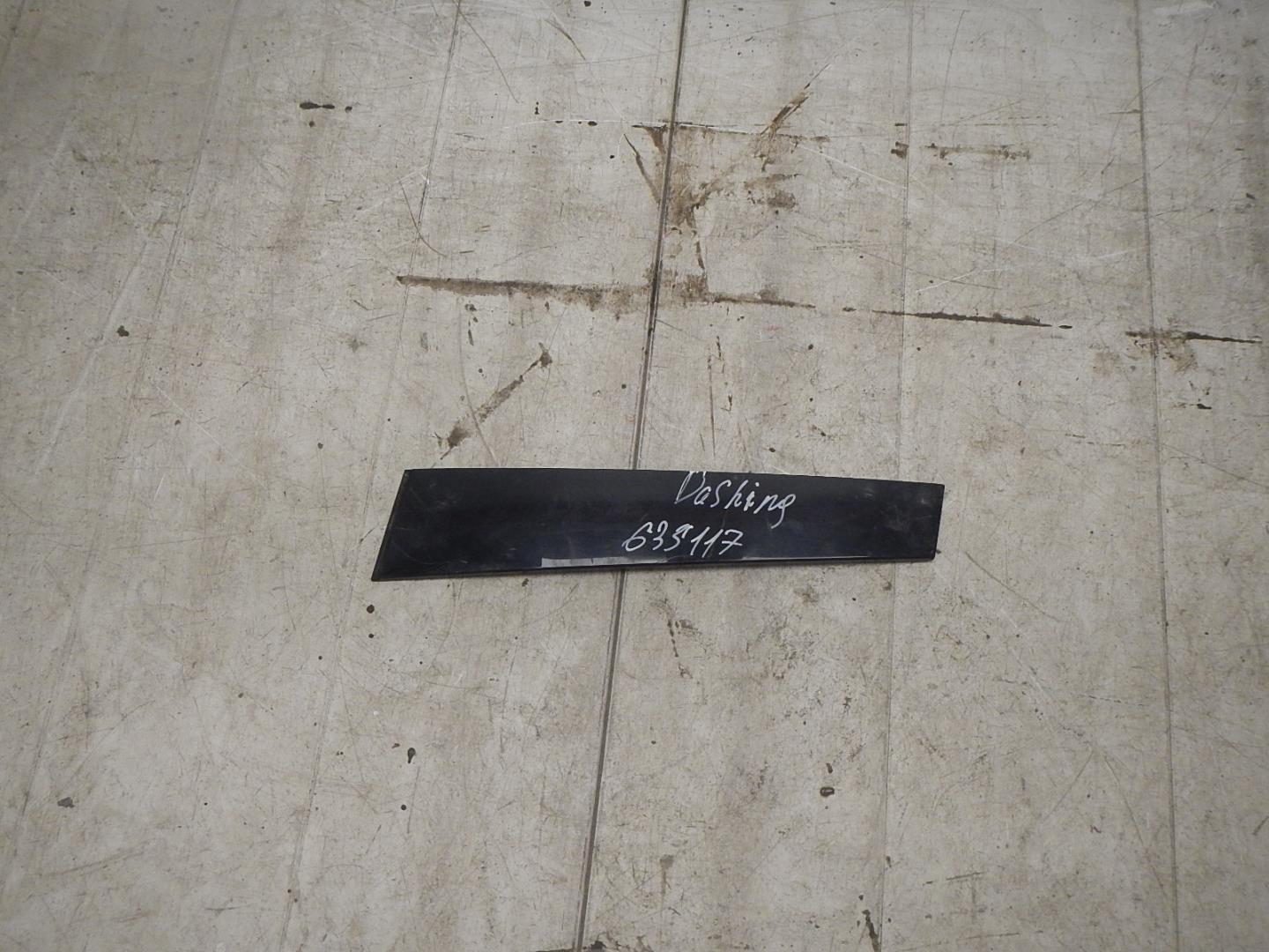 Накладка двери передней правой