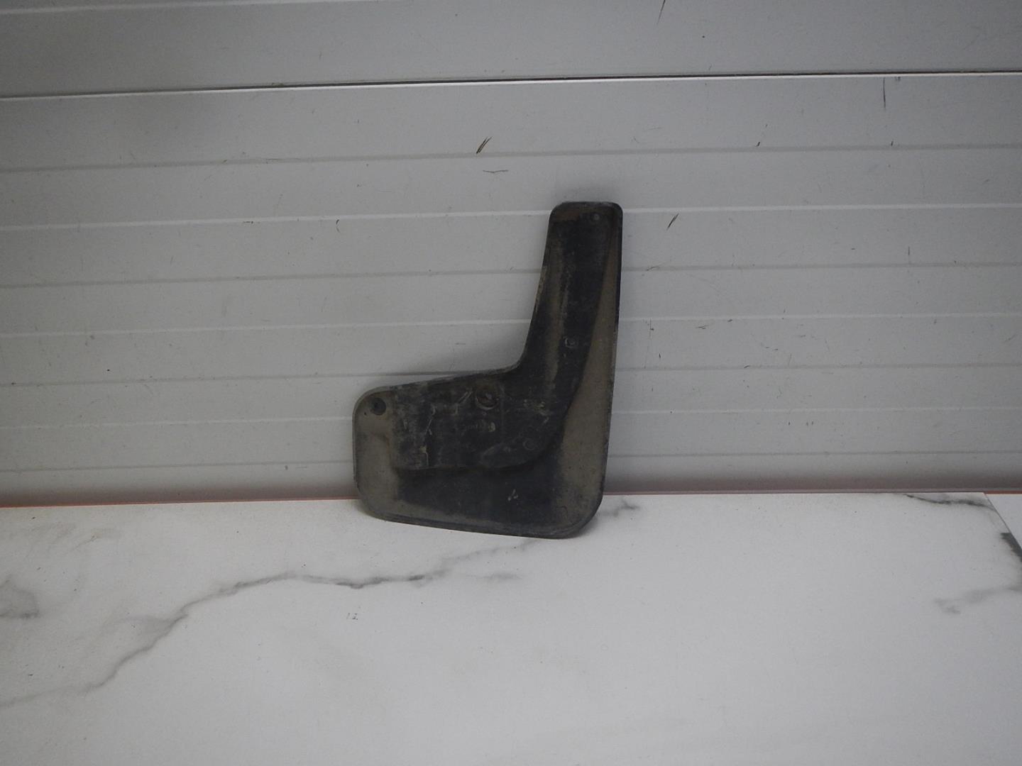 Брызговик задний левый