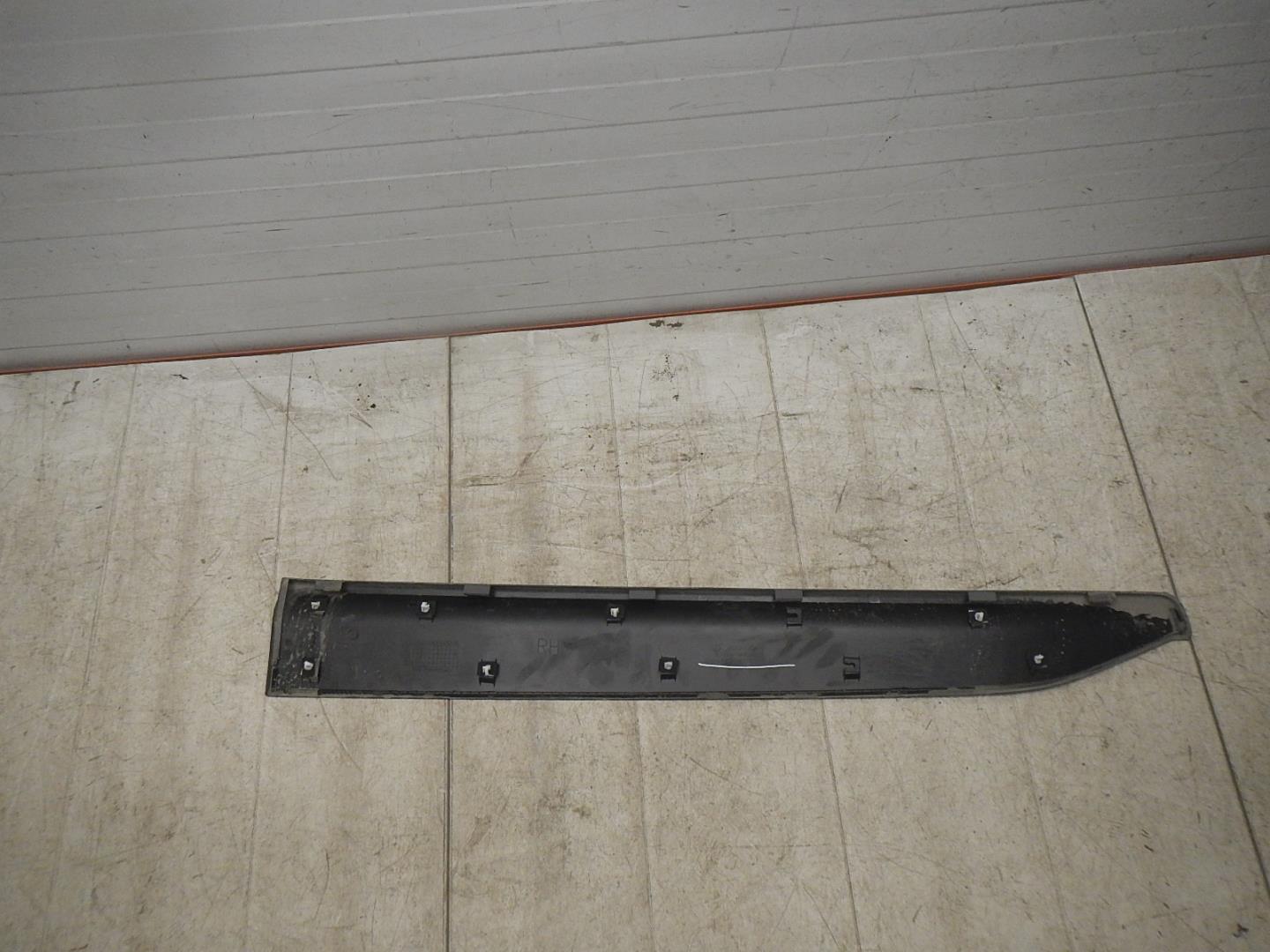 Молдинг передней правой двери