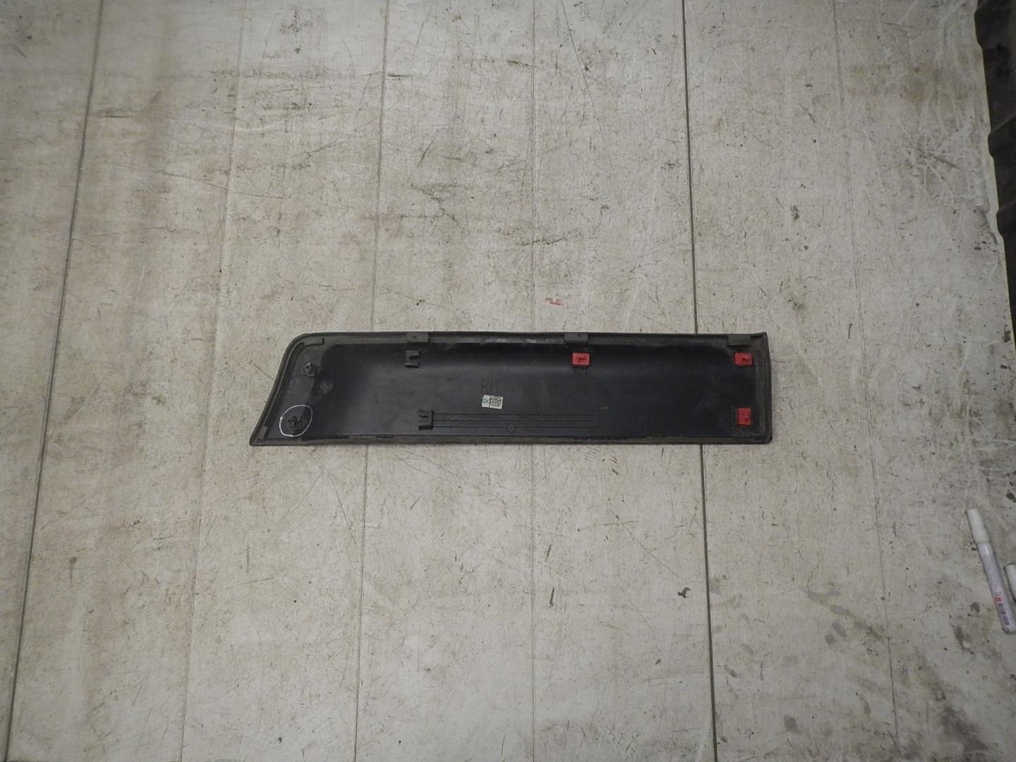 Молдинг задней правой двери