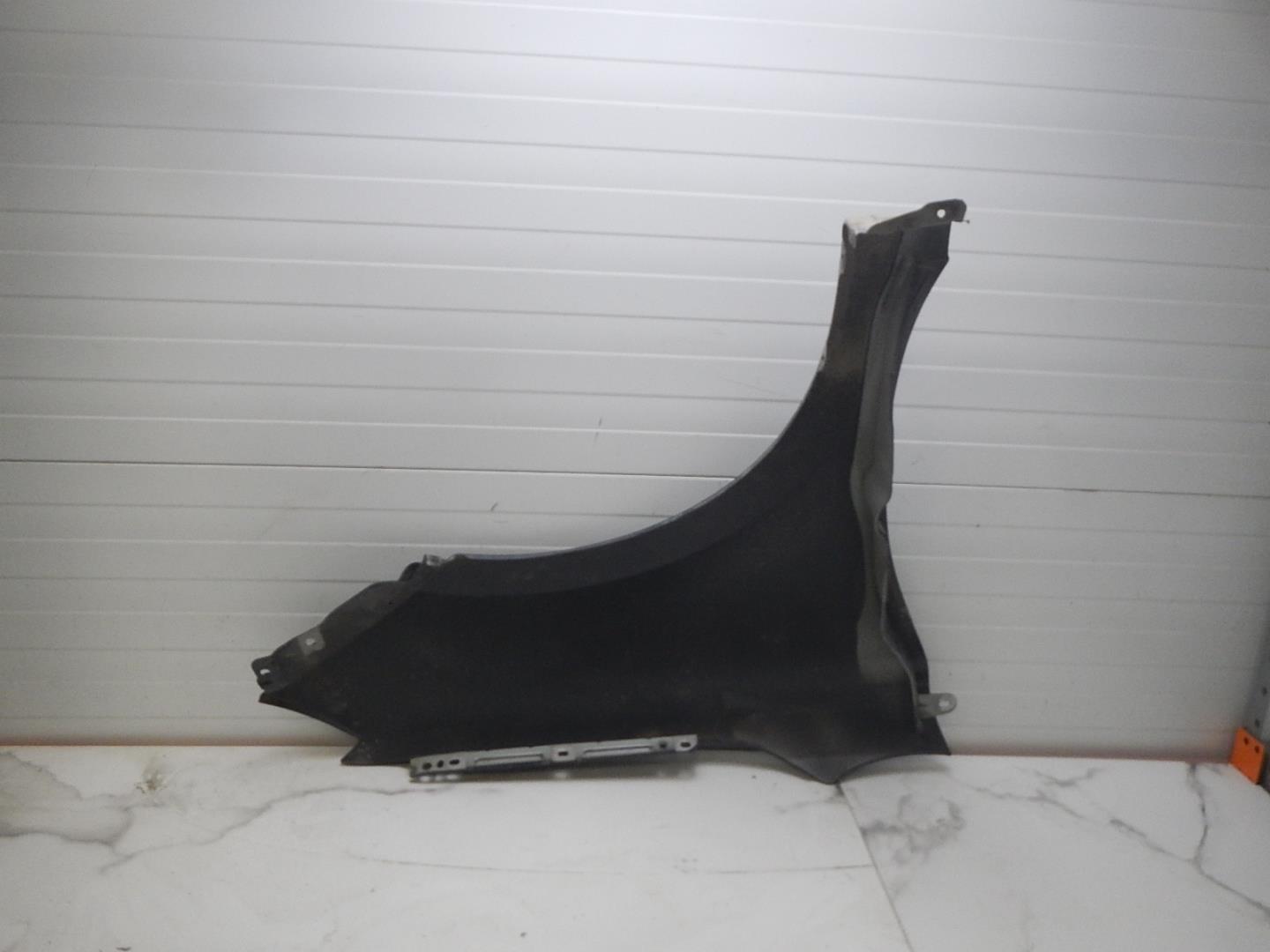 Крыло переднее левое