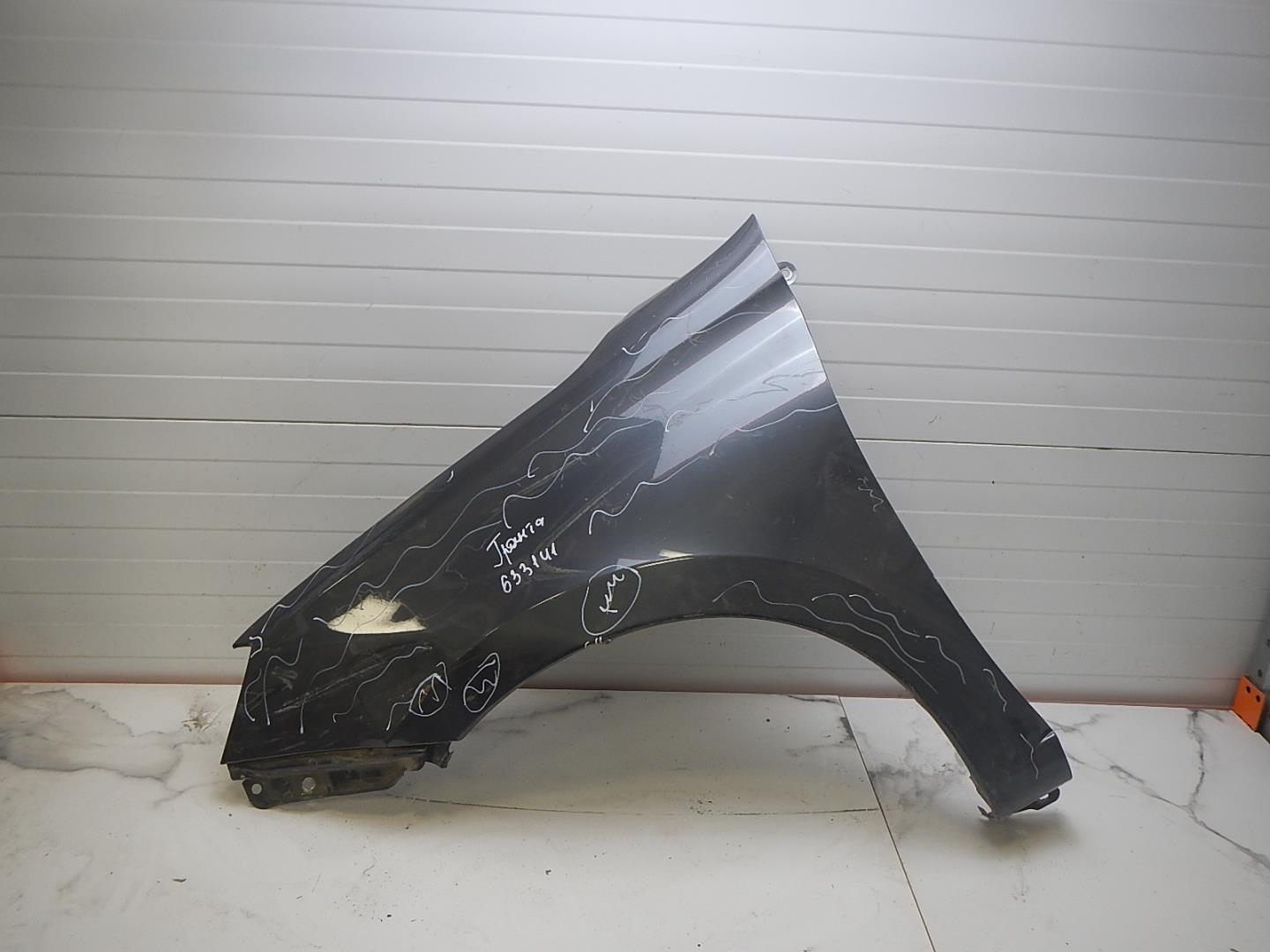 Крыло переднее левое