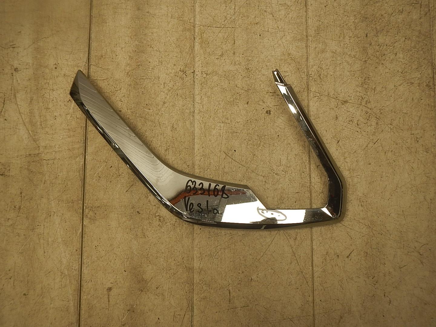 Молдинг переднего бампера правый