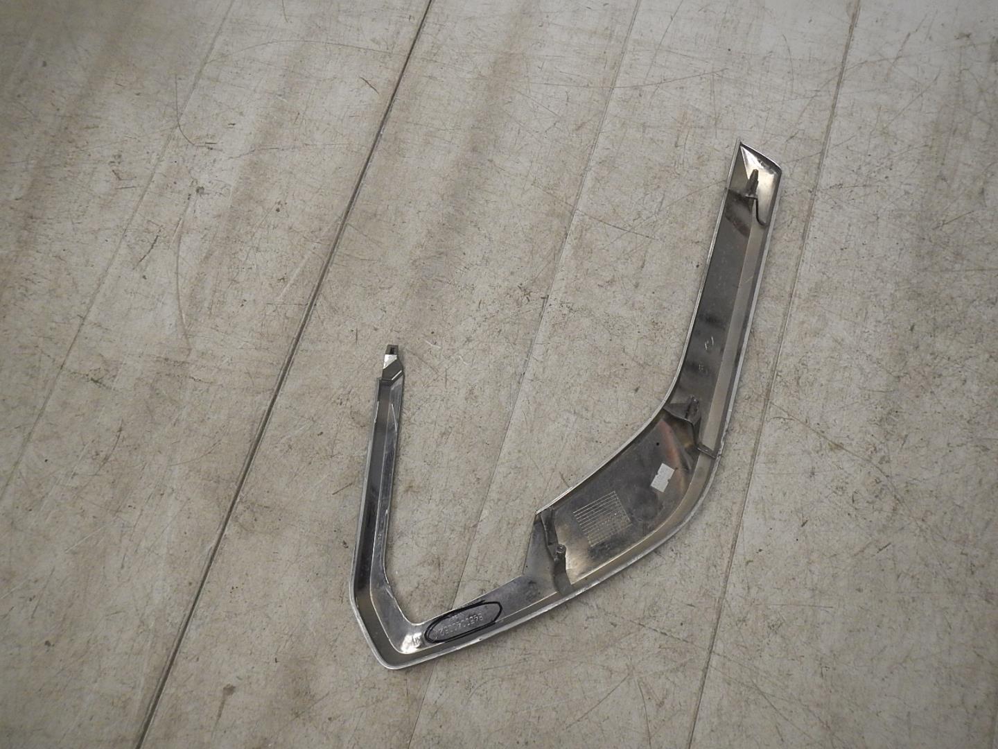 Молдинг переднего бампера правый