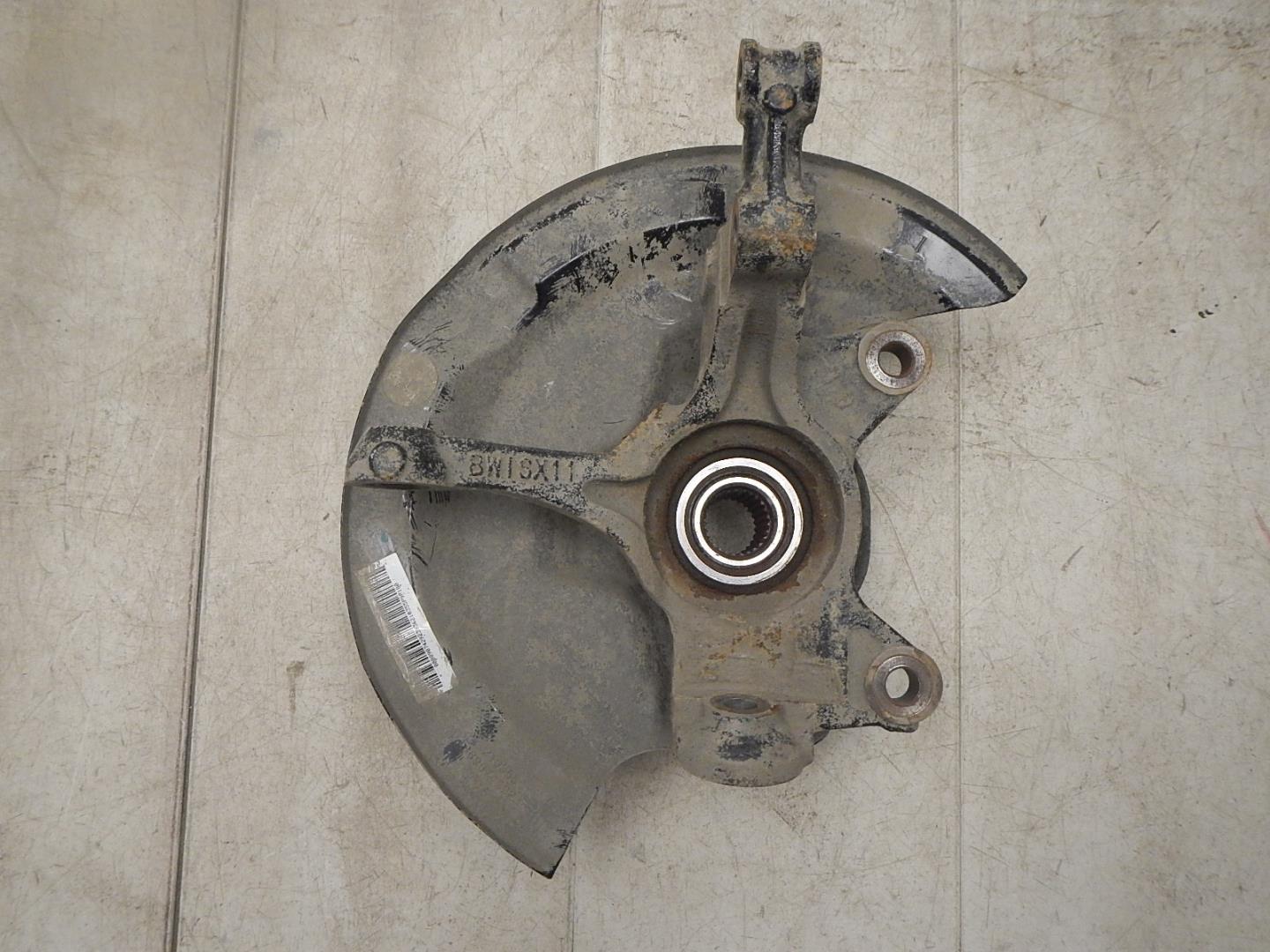 Кулак поворотный передний левый