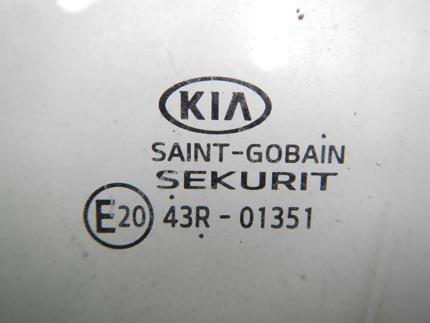 Стекло двери задней левой