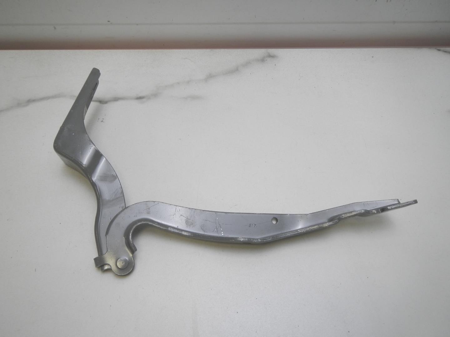 Петля капота правая