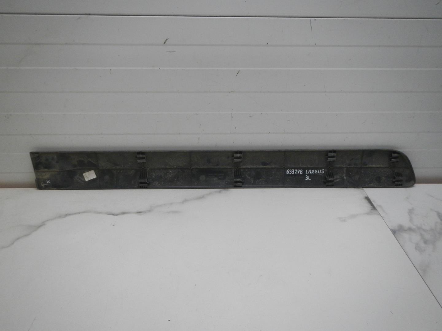 Молдинг задней левой двери