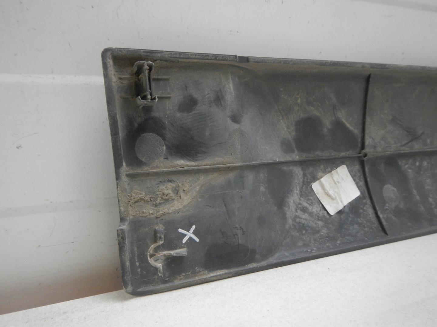 Молдинг задней левой двери