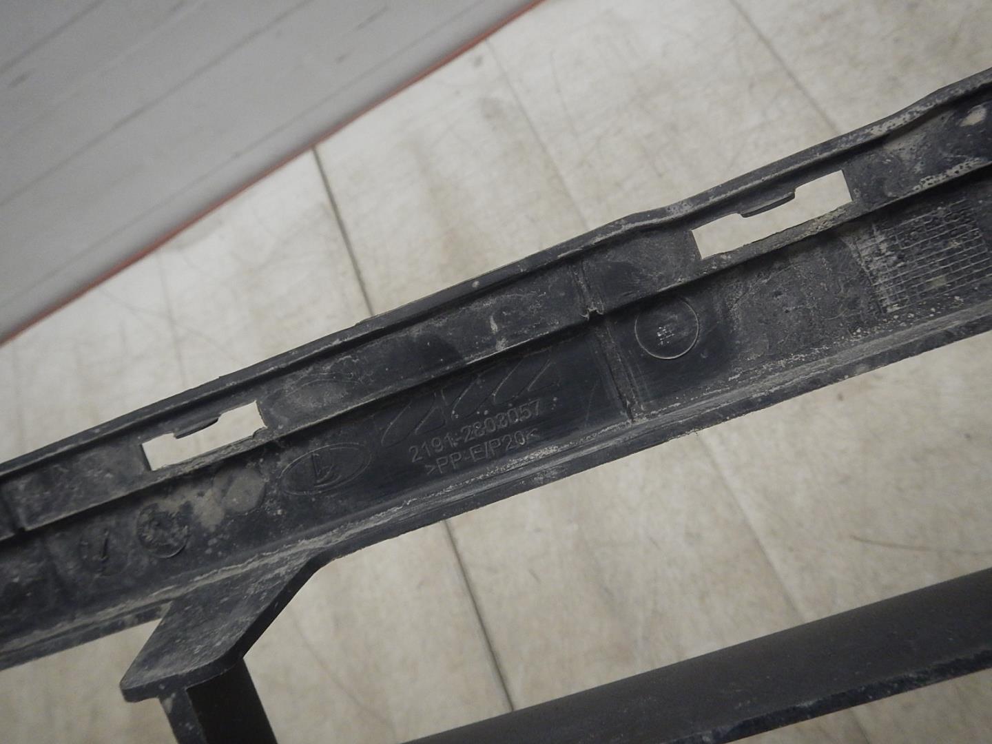 Решетка в бампер центральная