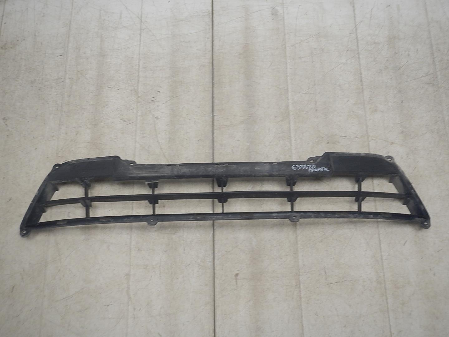 Решетка в бампер центральная