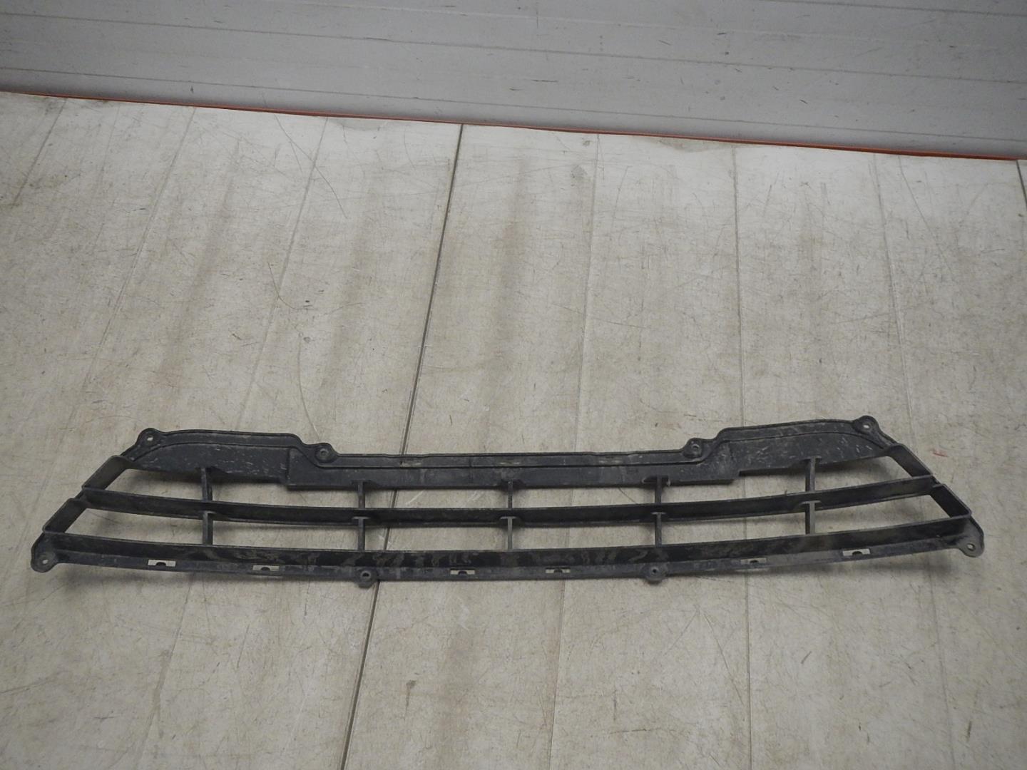 Решетка в бампер центральная