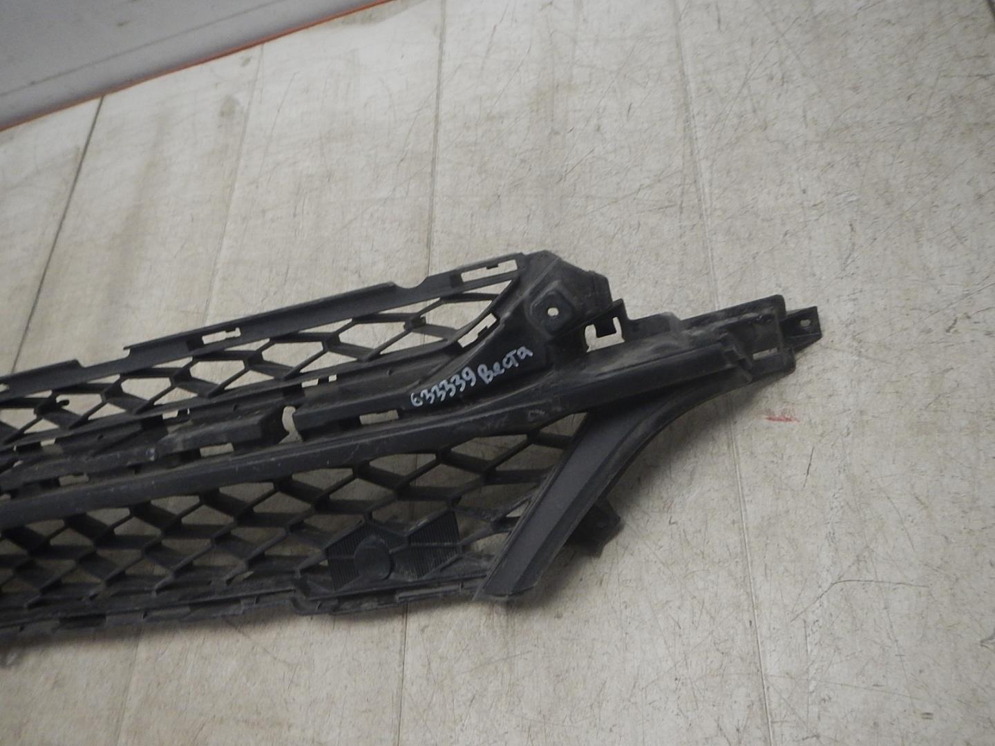 Решетка в бампер центральная