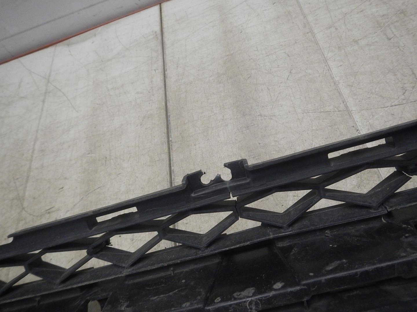 Решетка в бампер центральная