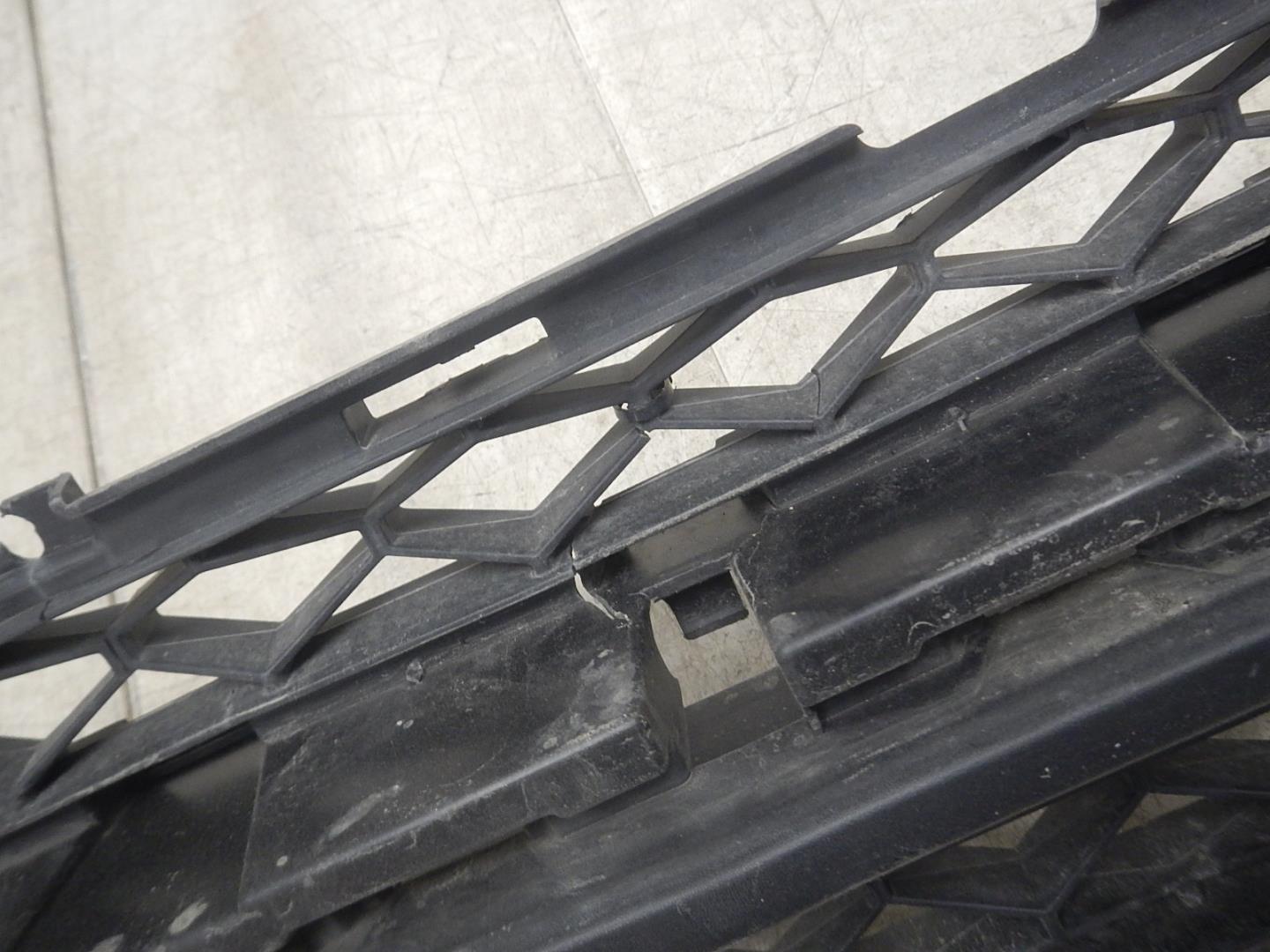 Решетка в бампер центральная