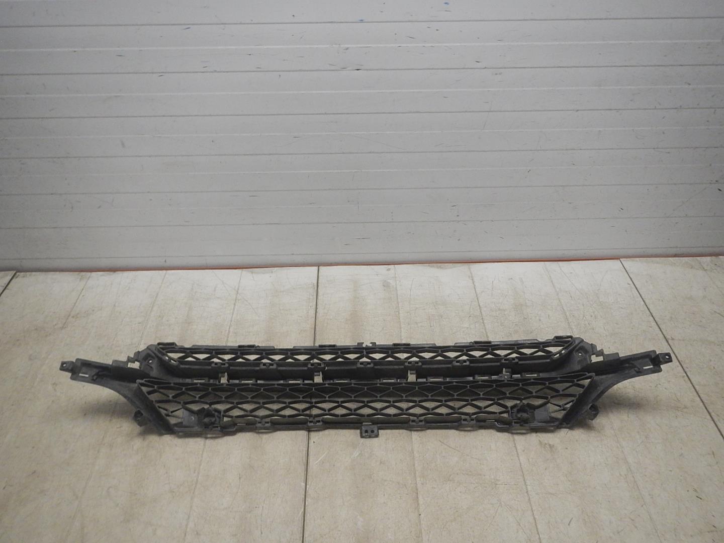 Решетка в бампер центральная
