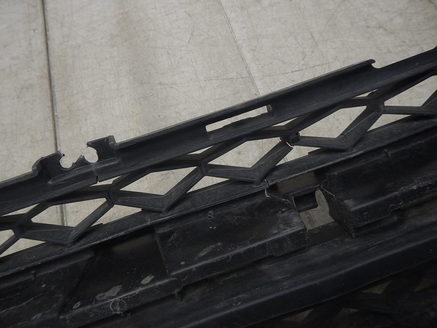 Решетка в бампер центральная