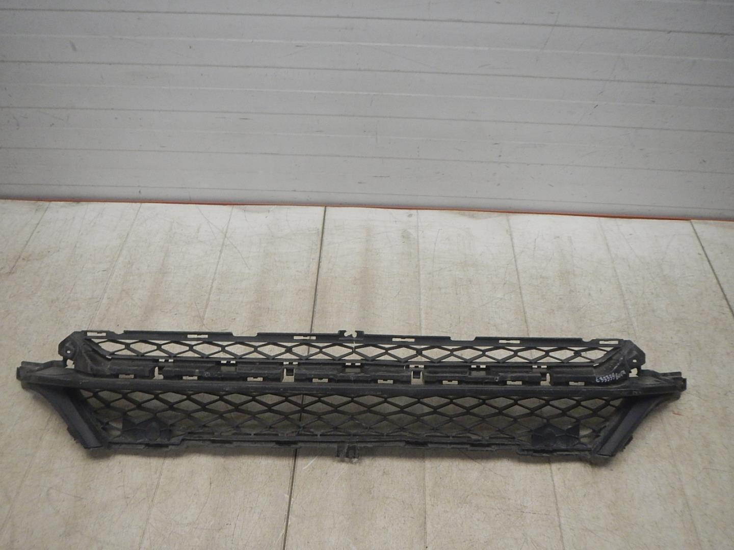 Решетка в бампер центральная