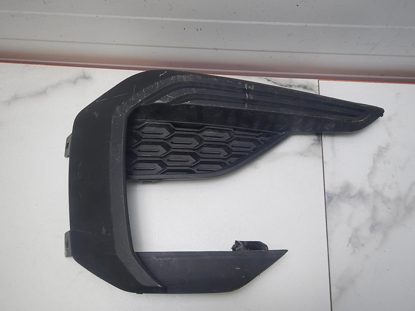 Решетка в бампер правая