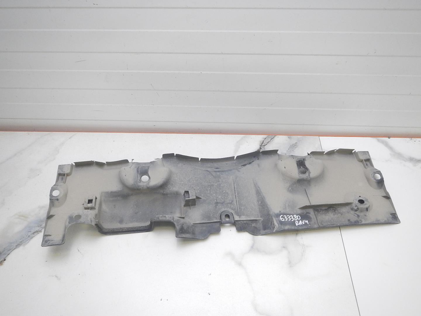 Кожух замка капота