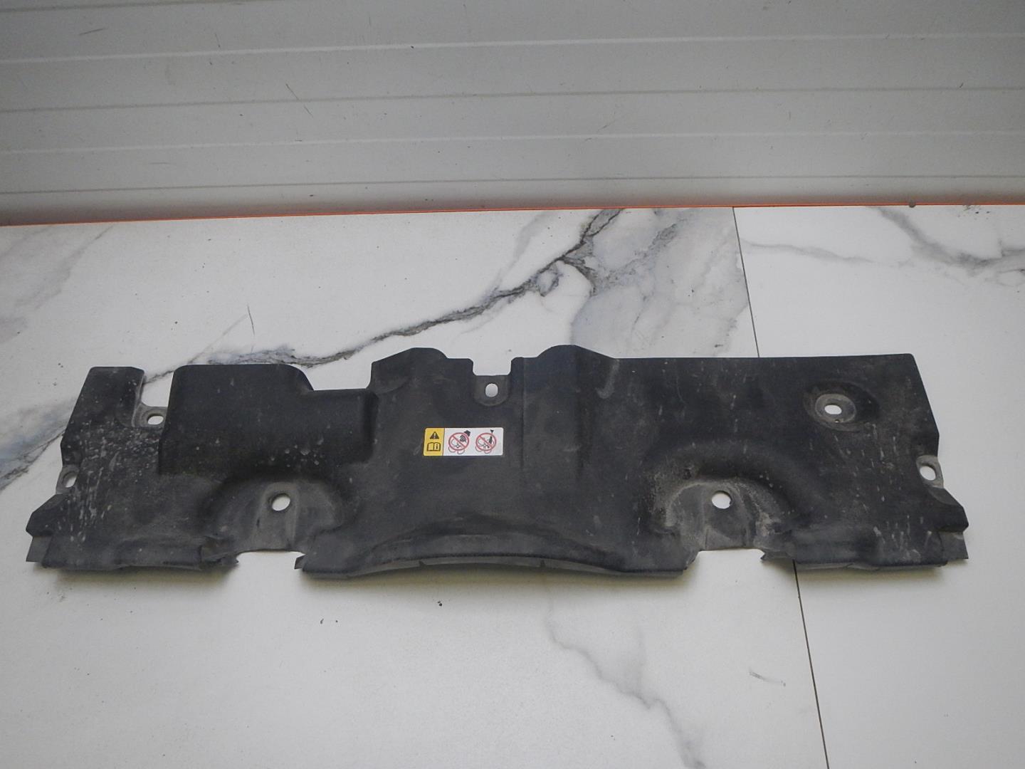 Кожух замка капота