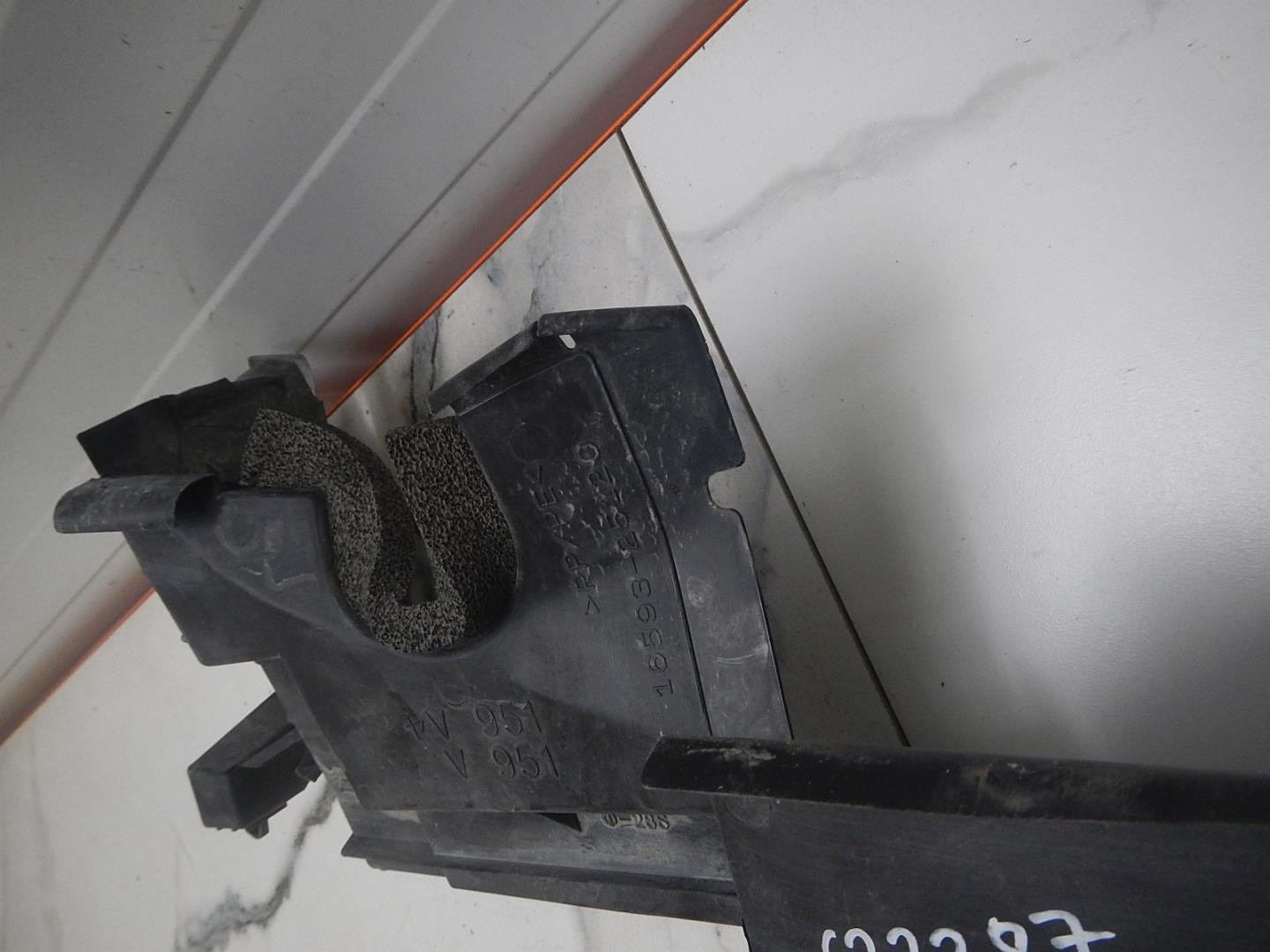 Воздуховод радиатора правый