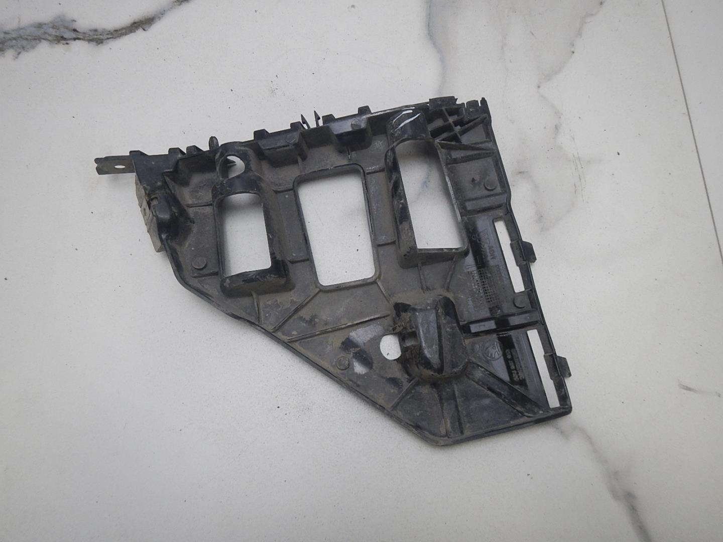 Кронштейн переднего бампера левый