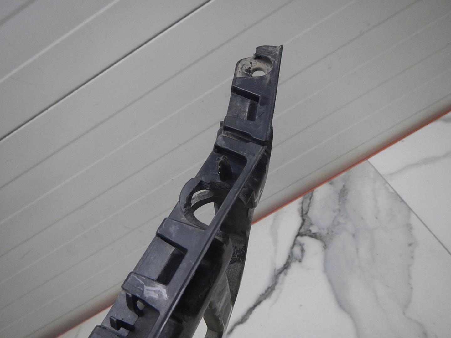 Кронштейн переднего бампера левый