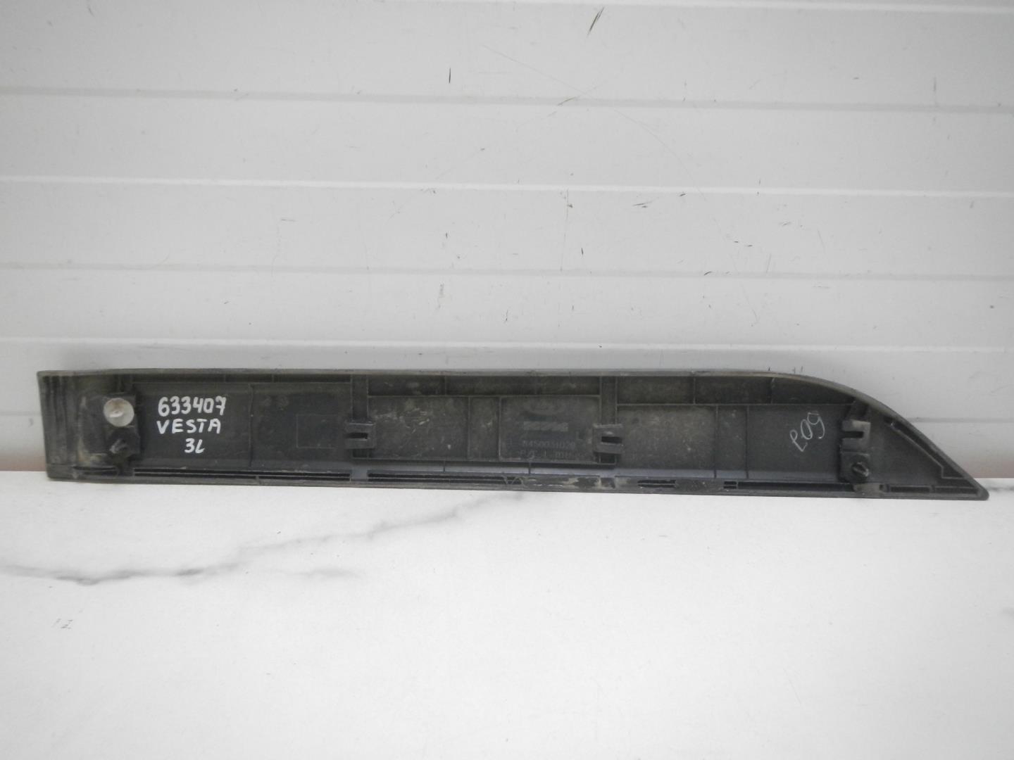 Молдинг задней левой двери