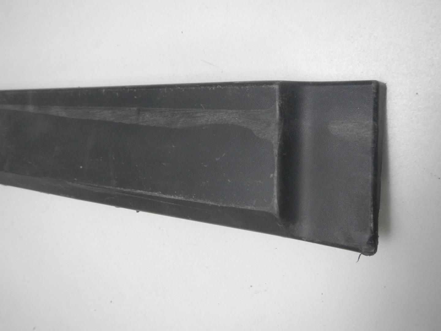 Молдинг задней левой двери