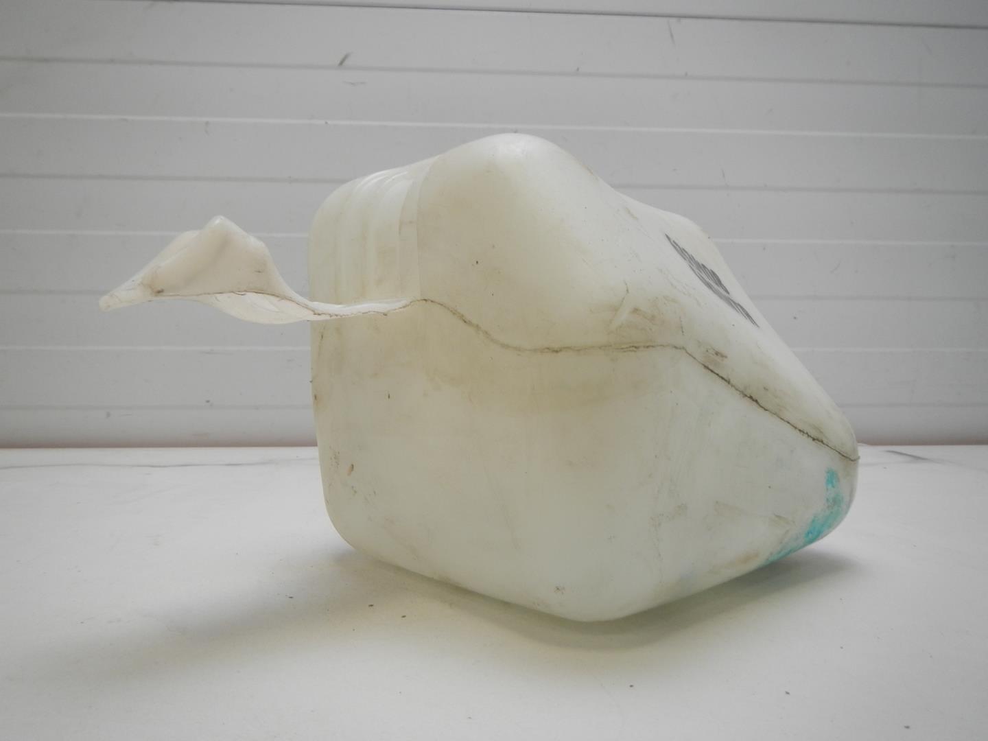 Бачок омывателя лобового стекла