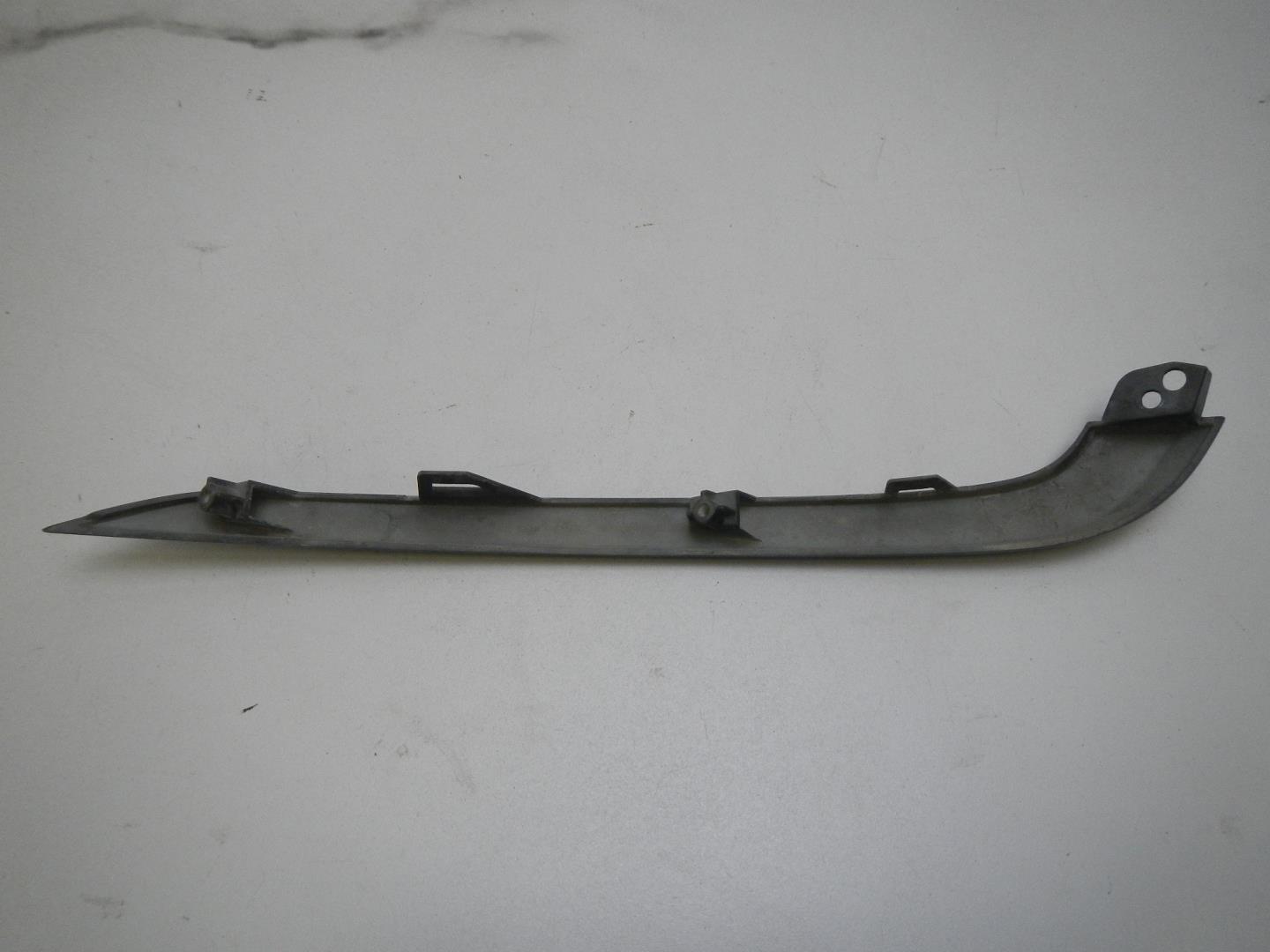 Молдинг переднего бампера левый