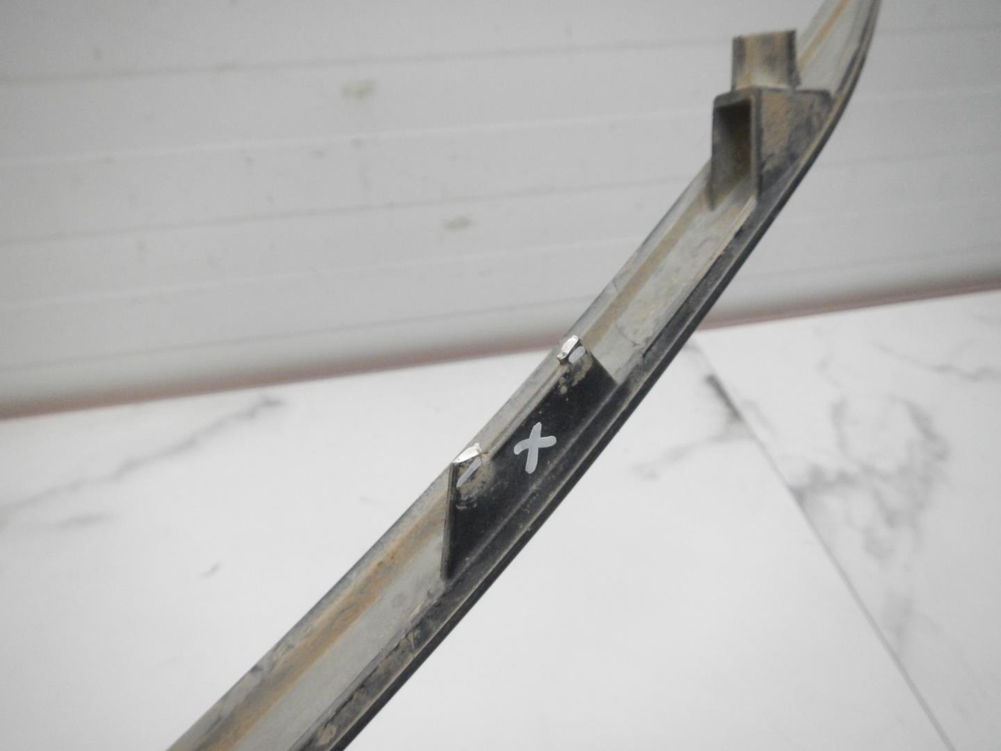 Молдинг переднего бампера левый