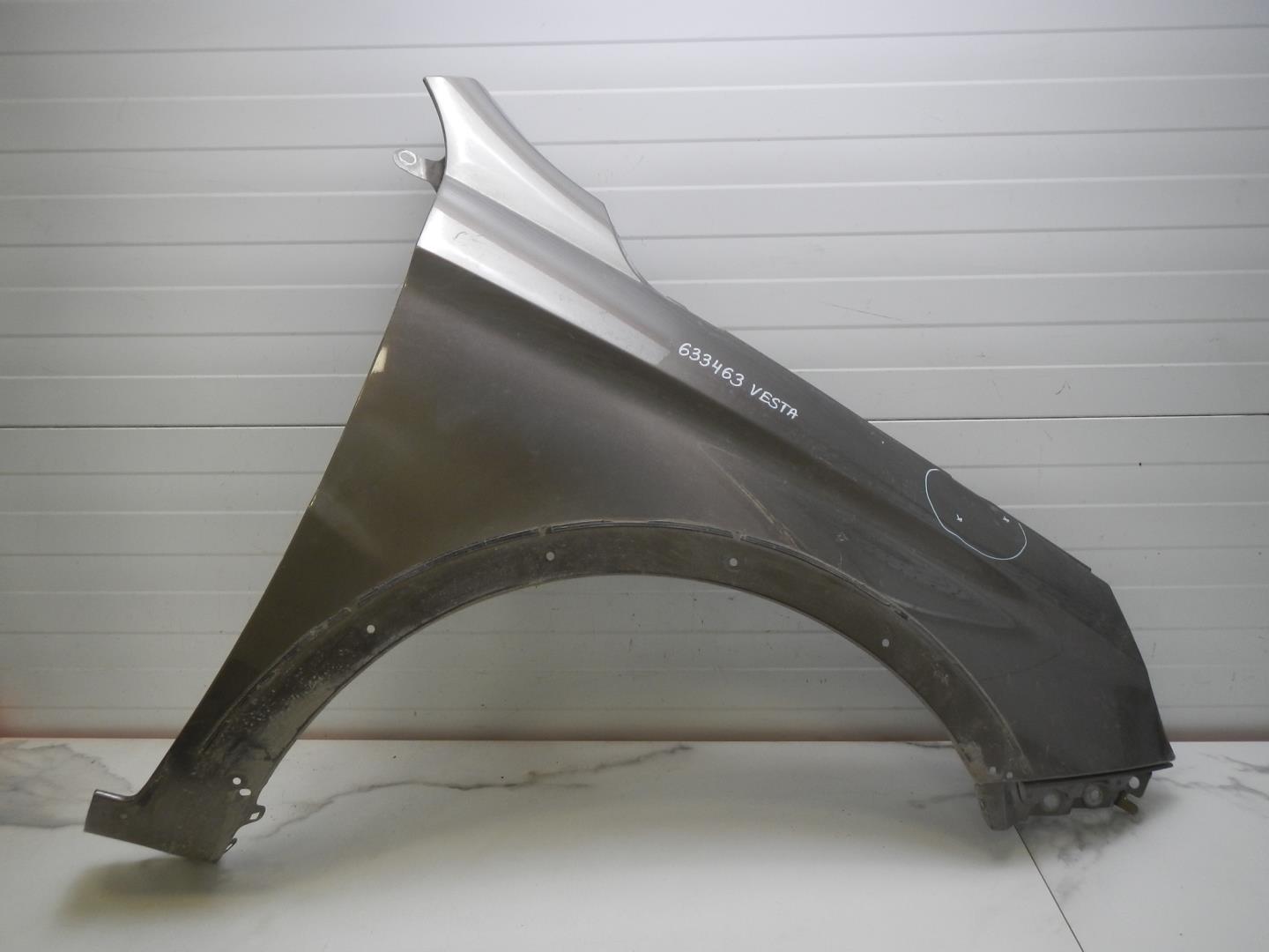 Крыло переднее правое