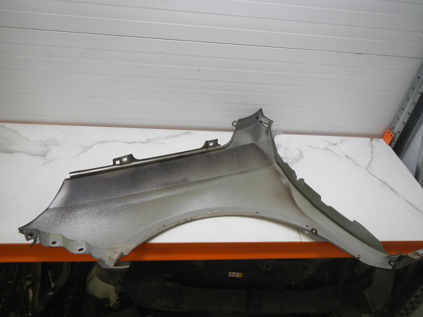 Крыло переднее правое