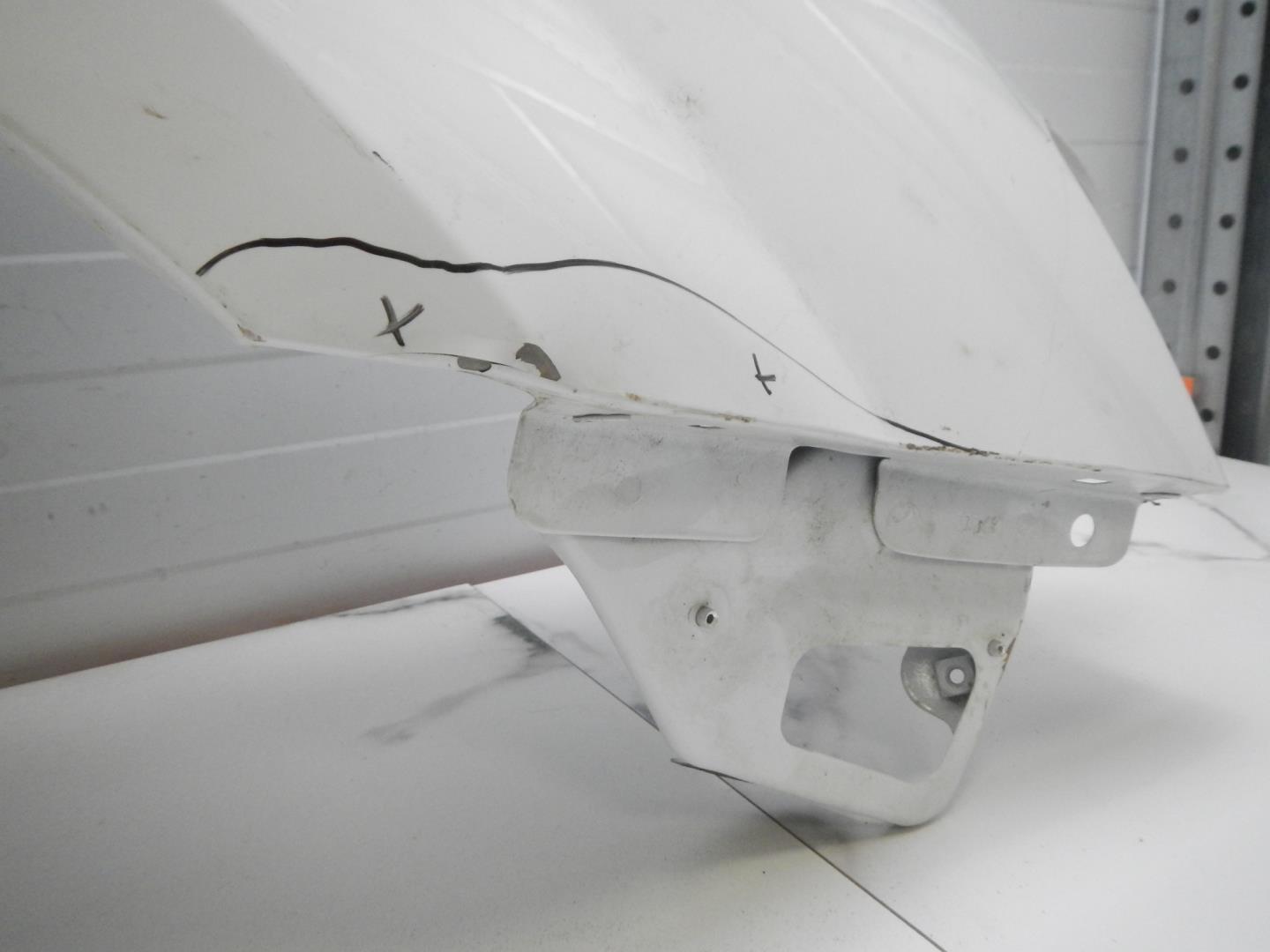 Крыло переднее правое