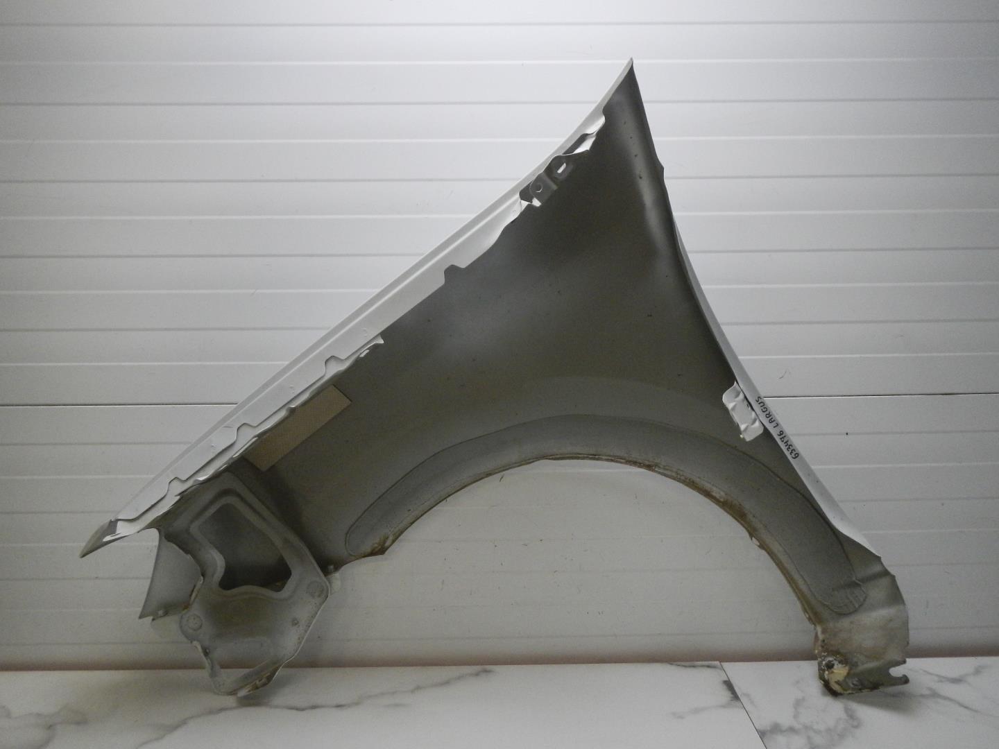 Крыло переднее правое