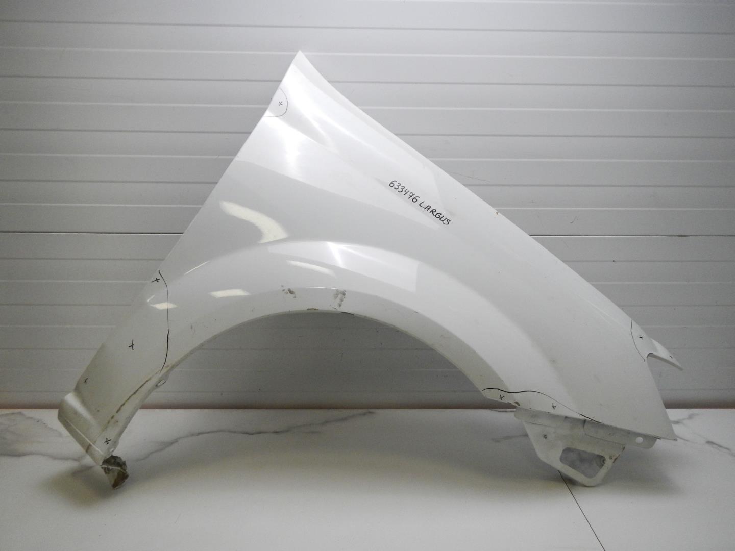 Крыло переднее правое