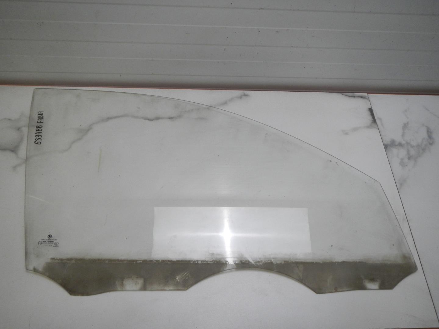 Стекло двери передней правой