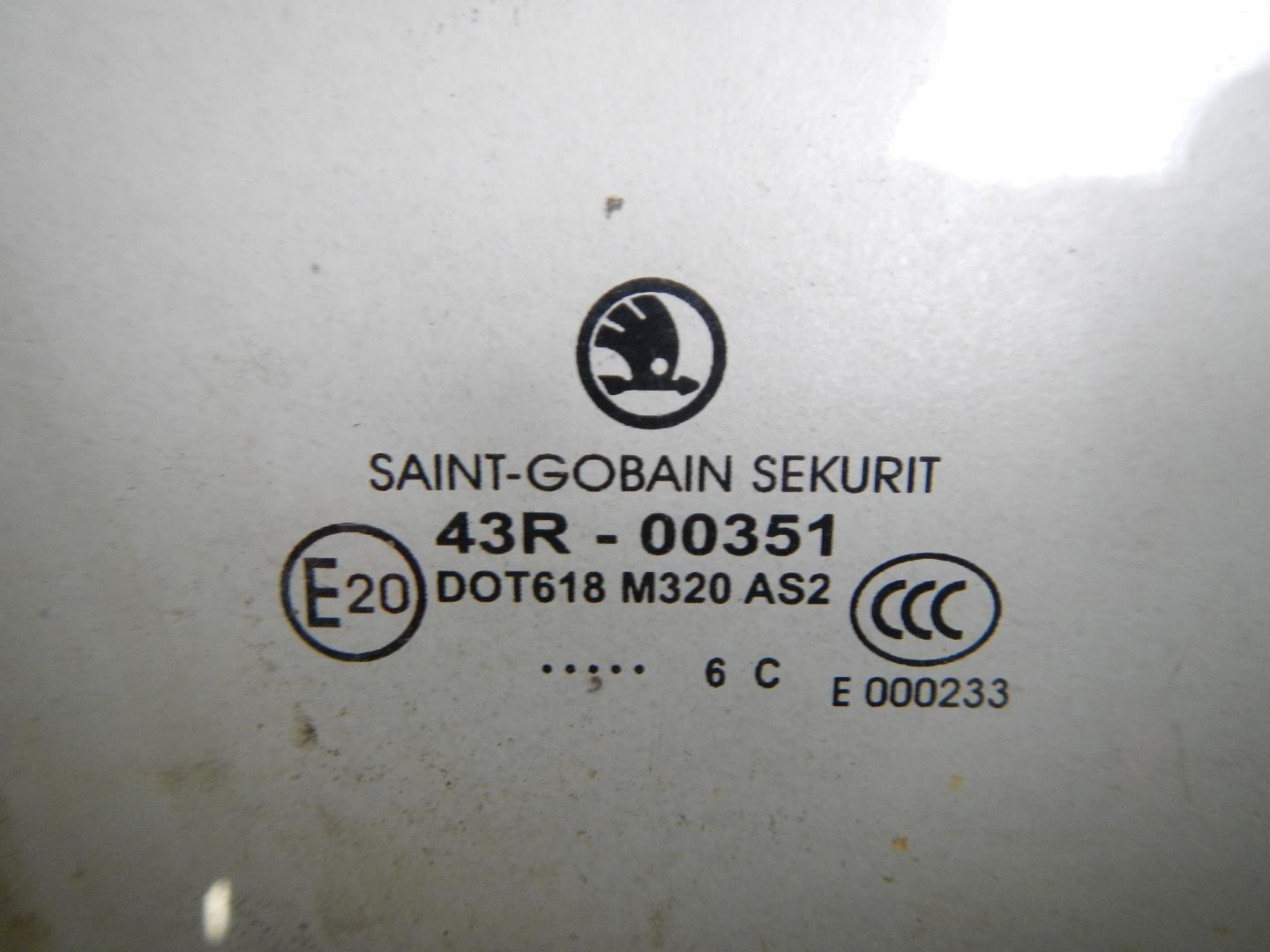 Стекло двери передней правой