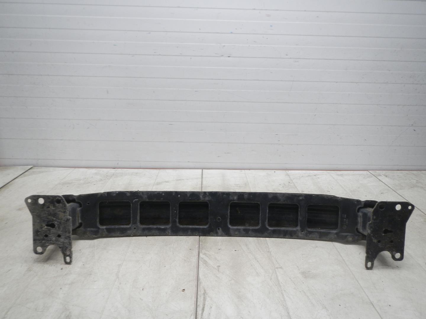 Усилитель переднего бампера